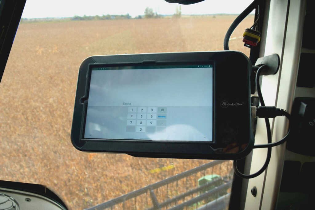 Case Roboflex® instalada em veículo agrícola para monitoramento do plantio