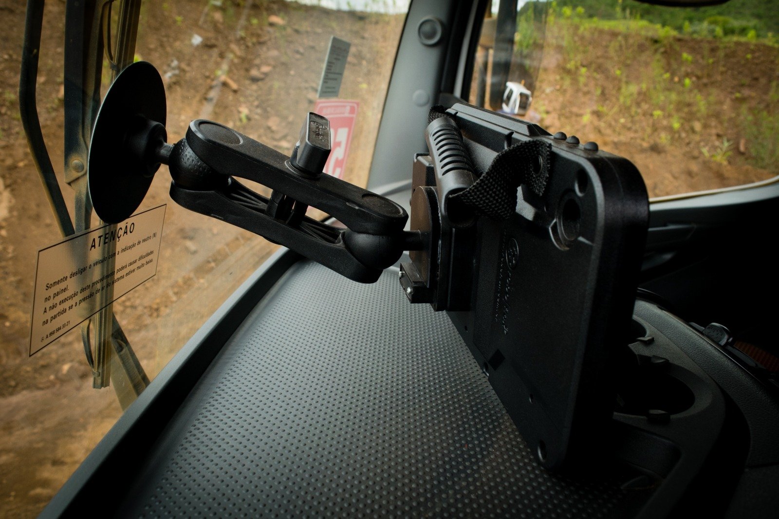 suporte com base adesiva em veículo