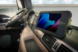 Tablet com case Roboflex sendo utilizada em painel de caminhão.